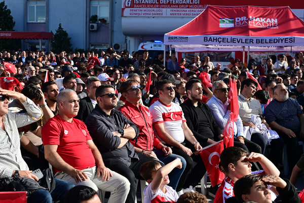 Bahçelievler’de milli maç dev ekrandan izlendi