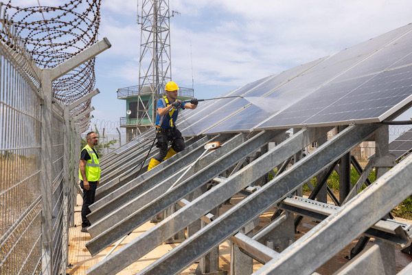 İzmir’de telsiz istasyonuna güneş enerjisi takviyesi