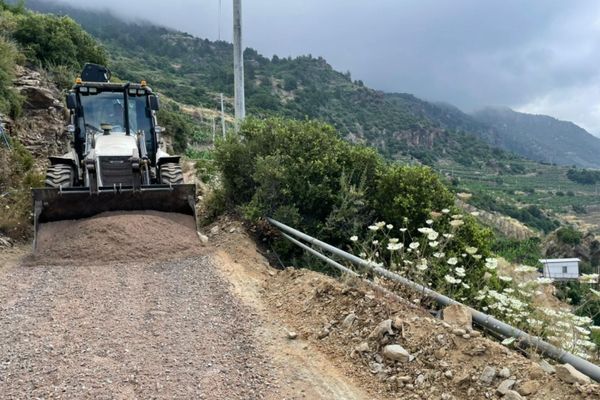 Gazipaşa Belediyesi Zeytinada Mahallesi’nde asfalt çalışmalarını sürdürüyor