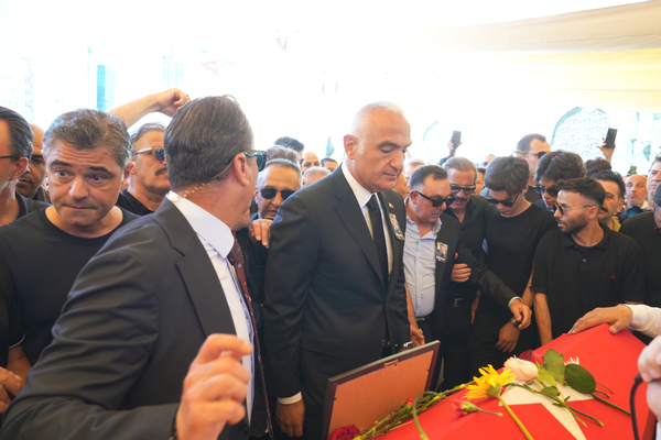Bakan Ersoy: Kadir İnanır’a veda, Yeşilçam’ın altın dönemine veda gibidir