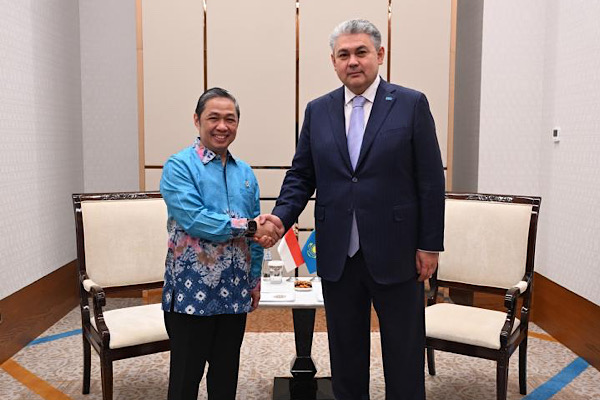 Koşerbayev, Endonezya Dışişleri Bakan Yardımcısı Matta ile görüştü
