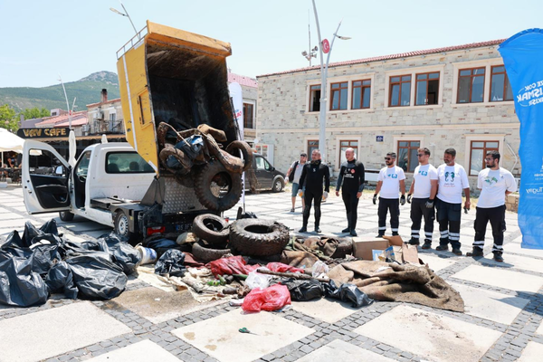 Yeni Foça’da denizden yüzlerce kilogram atık çıkarıldı