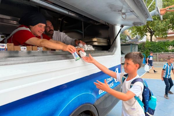 İzmit Belediyesinden öğrencilere karne öncesi ikram