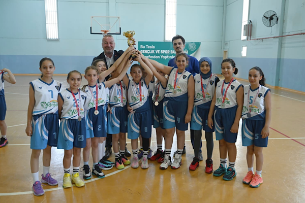 Karacabeyli kız basketbol takımları Bursa’da derece elde etti