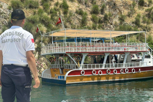 Halfeti’de arızalanan tur teknesindeki yolcular tahliye edildi
