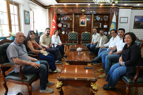 Sanatçı Mikail Aslan’dan Diyarbakır Büyükşehir Belediyesi Eşbaşkanlarına ziyaret