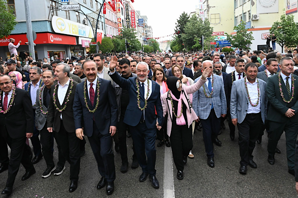 Isparta Uluslararası Gül Festivali kortejle başladı