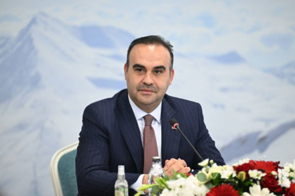 Bakan Kacır, Renault Boreal modelinin Banttan İnme Töreni’ne katıldı