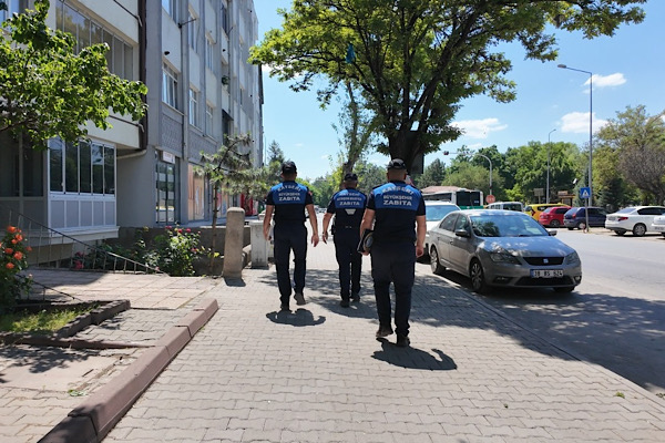 Kayseri’de zincir marketlerde zabıta denetimi gerçekleştirildi