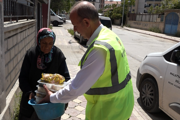Malatya’da ihtiyaç sahiplerine evde yemek desteği verildi