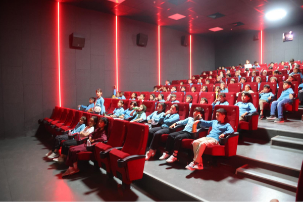 Van Büyükşehir Belediyesi’nden öğrencilere sinema etkinliği