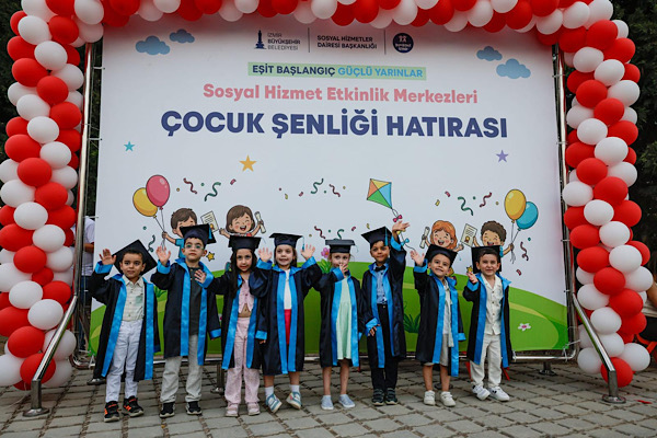 İzmir’de çocuklar yıl sonu şenliğinde buluştu