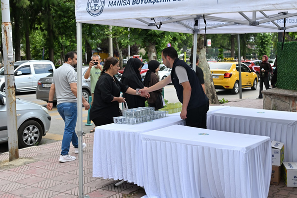 Manisa’da YKS merkezlerinde ikram yapıldı