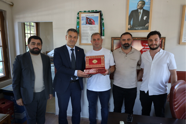 İzmit Belediyesi, muhtarlara yönelik doğum günü ziyaretlerine devam ediyor