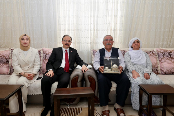 Siirt Valisi Kızılkaya 51 yıllık evli çifte ziyaret gerçekleştirdi
