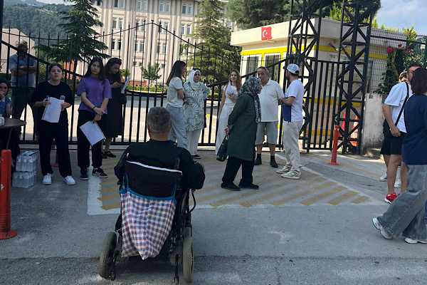 Bursa’da özel gereksinimli öğrenci, sınava ulaştırıldı