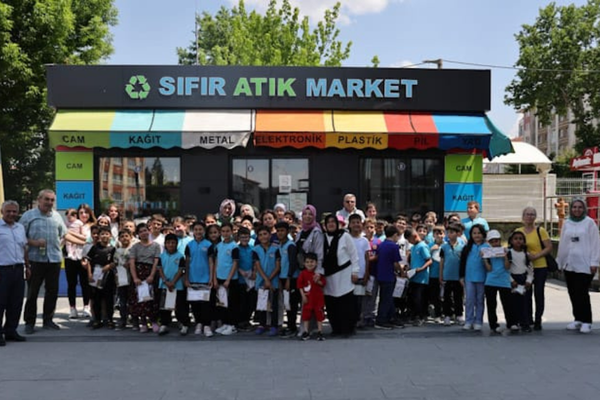 Kütahya’da öğrencilerinden Sıfır Atık Market’e geri dönüşüm desteği