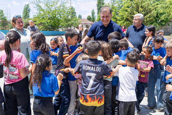Başkan Tugay, Örencik Zeybekler Ortaokulu’nu ziyaret etti