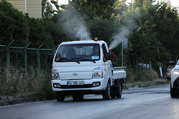Küçükçekmece’de haşere ve sivrisineklere karşı ilaçlama çalışmaları yapıldı