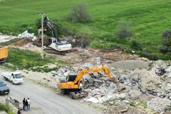 Manisa’da kaçak moloz temizlendi