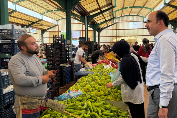 Başkan Altay, Karkent Pazarı’nda vatandaşlarla buluştu