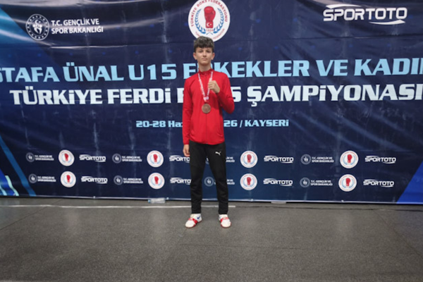 Kütahya Belediyesporlu genç boksör Mehmet Turan Delibaş, Türkiye üçüncüsü oldu