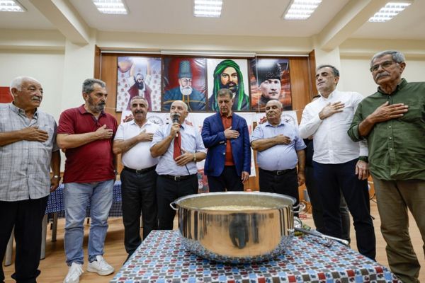 Başkan Tugay aşure lokmasını paylaştı