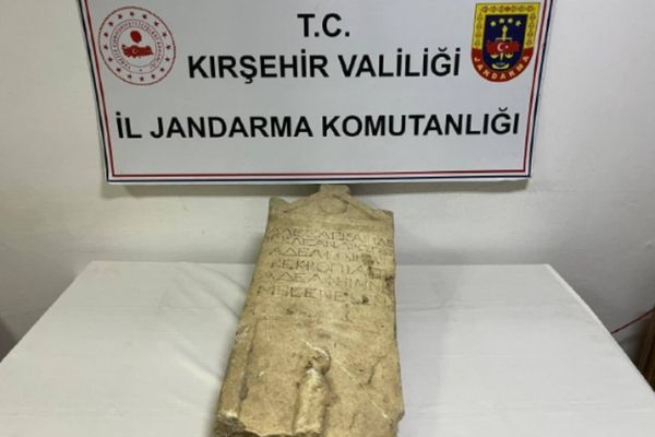 Kırşehir’de Roma dönemine ait olduğu değerlendirilen mezar taşı ele geçirildi