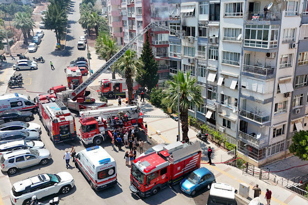 İzmir Karabağlar’da apartman yangını kontrol altına alındı