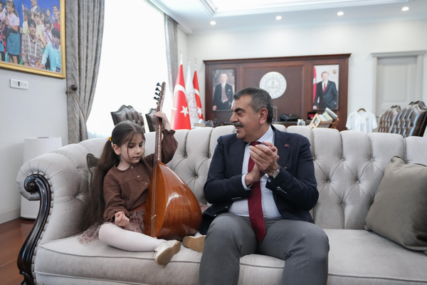 Görme engelli Nil Korkmaz, müzik eğitimi için Bakan Tekin’i ziyaret etti