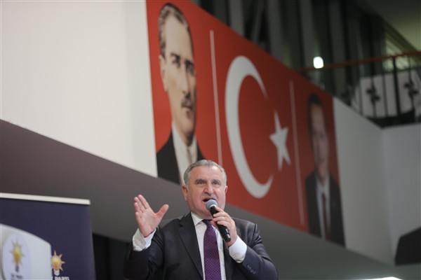 Bakan Bak, Gazi Koşusu’nu kazanan Halis Karataş’ı tebrik etti