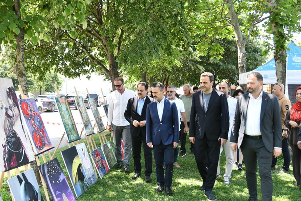 Başiskele Sahili’nde öğrenci resim sergisi açıldı