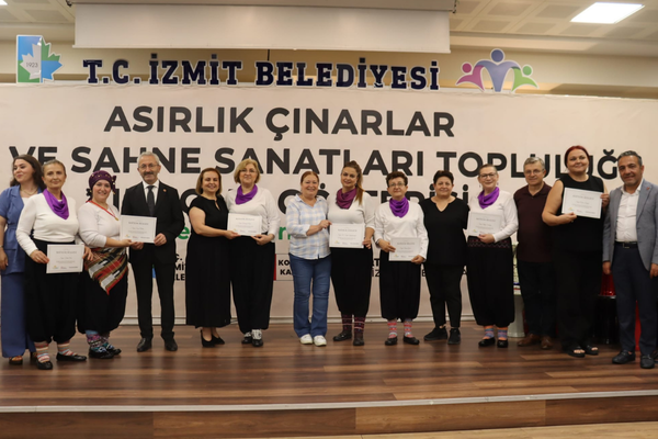 İzmit’te Asırlık Çınarlar Topluluğu yıl sonu gösterisi düzenlendi
