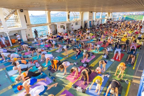 İzmir Körfezi’nde 400 kişinin katılımıyla yoga etkinliği düzenlendi