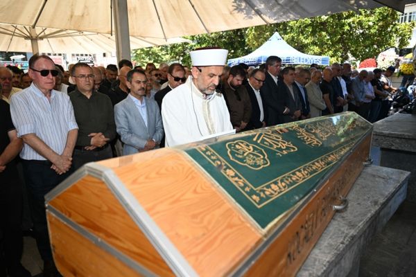 Vali Aktaş, iş insanı Hayrettin Ulusoy’un cenaze namazına katıldı