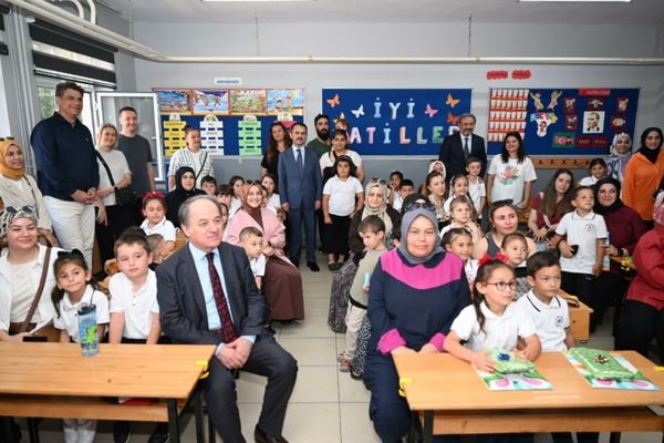 Vali Aktaş öğrencilerin karne heyecanına ortak oldu