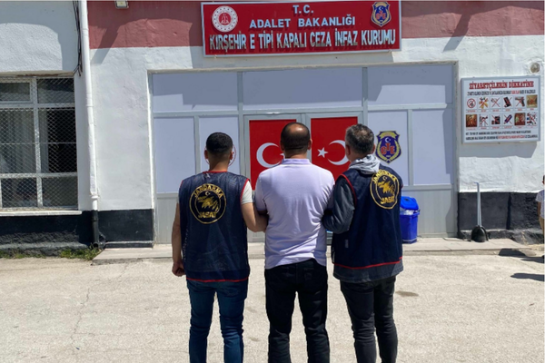 Kırşehir’de 4 yıl 2 ay hapis cezası bulunan şahıs JASAT tarafından yakalandı