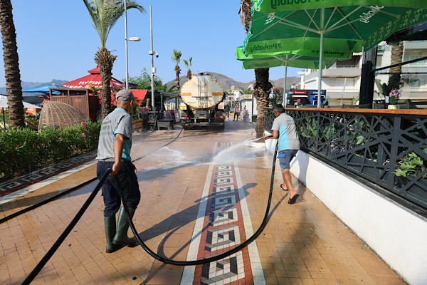 Marmaris’te sahil yolu ve çocuk parklarında temizlik çalışması yapıldı
