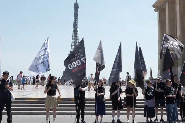Paris’te “Nanking Katliamı” için anma yürüyüşü