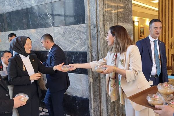 TBMM’de 1.500 kişilik aşure lokması dağıtıldı