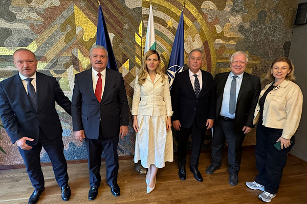 Petrova, İstanbul ve Edirne Bulgar Ortodoks Kiliseleri Vakfı temsilcileriyle görüştü