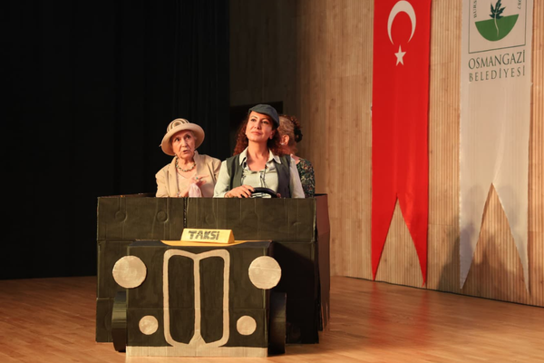 Osmangazi’de “Hey Taksi!” tiyatro oyunu sahnelendi