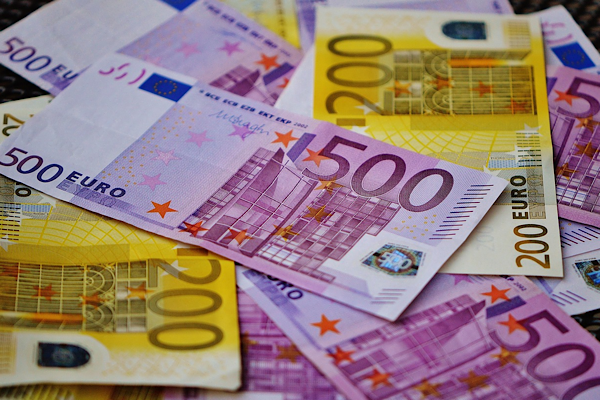 Euro ve Dolar’da  dalgalı seyir hakim