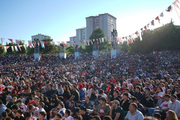 Beylikdüzü’nde Dünya Kupası karşılaşması dev ekranda izlendi