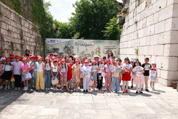 Bursa’da öğrenciler surlarda kitap okudu