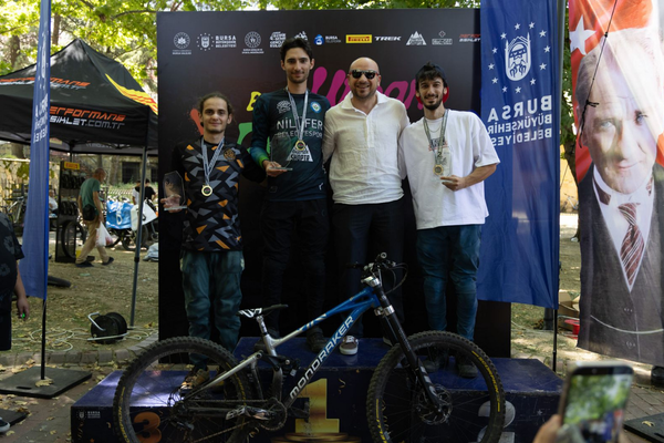 Bursa Urban Downhill Yarışı adrenalin dolu anlara sahne oldu