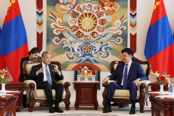 Moğolistan Cumhurbaşkanı Khurelsukh Wang Yi’yi kabul etti