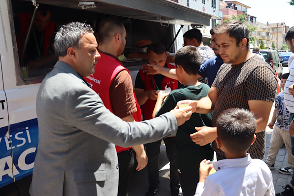 İzmit’te cami cemaatine cuma ikramı