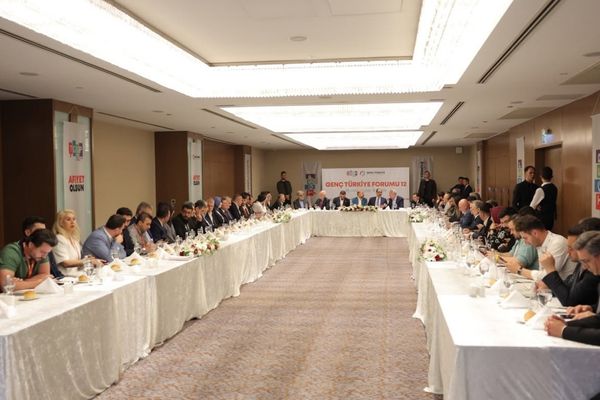 Büyükkılıç, Genç Türkiye Forumu’nda gençlerle buluştu