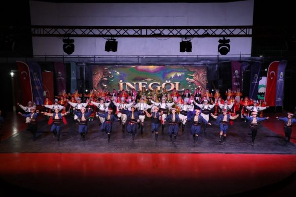İnegöl Halk Dansları Topluluğu 15. yılını “Aşkın Yedi Hali” gösterisiyle kutladı